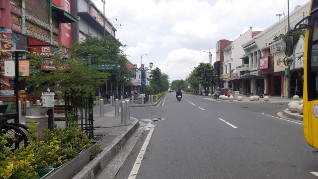 Suasana jalan raya di Yogyakarta yang lengang dampak virus corona. Foto: Arfiansyah Panji Purnandaru/kumparan