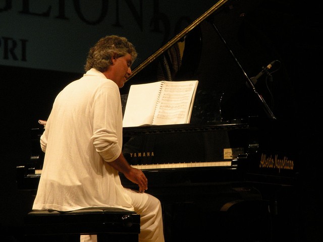 Andrea Bocelli Bermain Piano. Dok: Wikimedia/Sannita