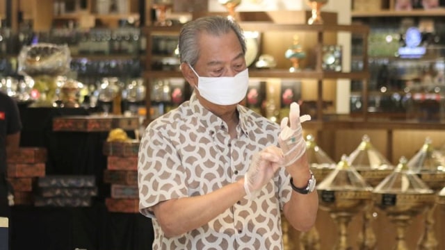 PM Malaysia Muhyiddin Yassin menggunakan masker berbelanja di tengah wabah corona.  Foto: Facebook/@Muhyiddin Yassin