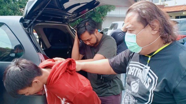 Tim Resmob Satreskrim Polres Brebes membawa pelaku curanmor ke Mapolres. (foto eko nugroho)