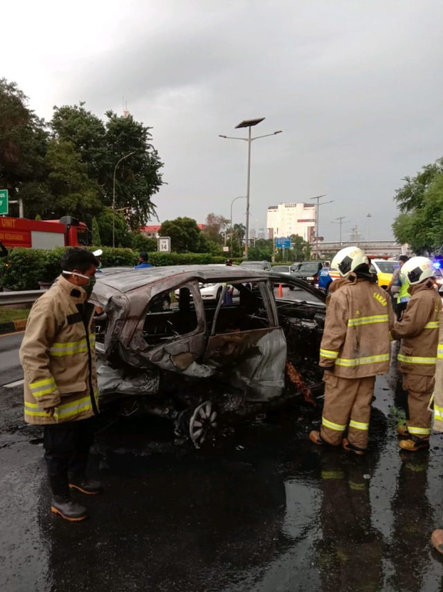 Sebuah mobil Toyota Avanza terbakar di Tol Dalam Kota Arah Slipi. Foto: Dok. Damkar Jakarta Barat.