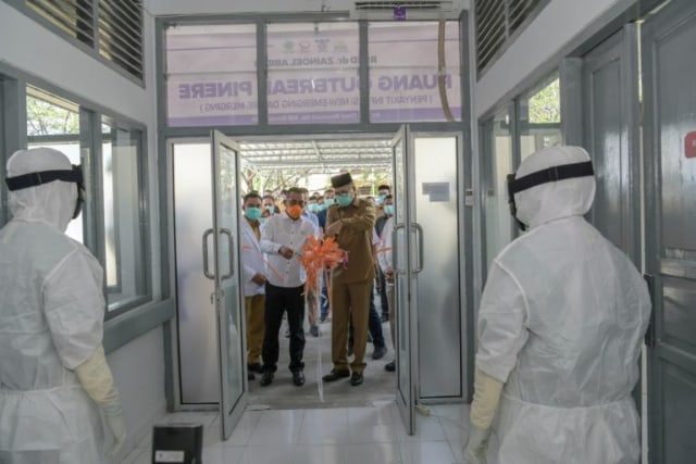 Plt Gubernur Aceh, Nova Iriansyah, meresmikan ruang Outbreak Pinere RSUDZA Banda Aceh yang akan dijadikan sebagai tempat isolasi pasien corona, Selasa (31/3/2020). Foto: Humas Setda Aceh