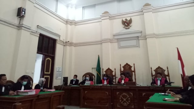 Polisi saat menggelar sidang hakim Jamaluddin di PN Medan melaluii teleconfrence 
 Foto: Dok. Iistimewa