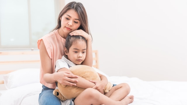 Ilustrasi ibu memeluk anak yang sedih dan kecewa. Foto: Shutter Stock