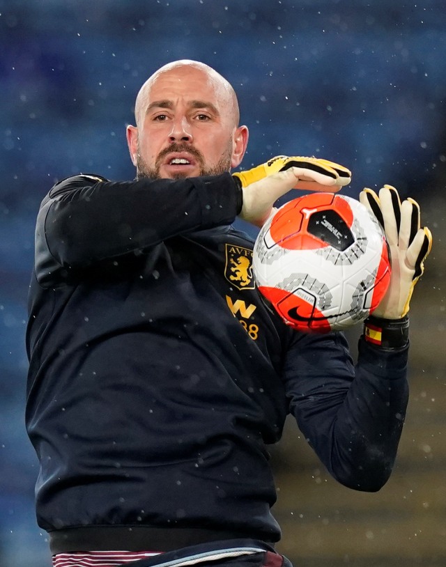 Pepe Reina melakukan pemanasan jelang laga Leicester City vs Aston Villa. Foto: Reuters/Andrew Yates