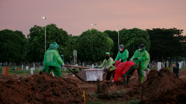 Ilustrasi pemakaman jasad pasien COVID-19. Foto: Reuters/Willy Kurniawan
