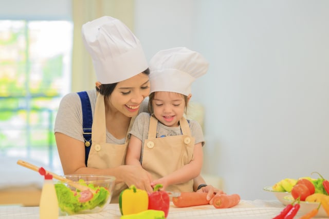Ilustrasi ibu dan anak memasak. Foto: Shutter Stock