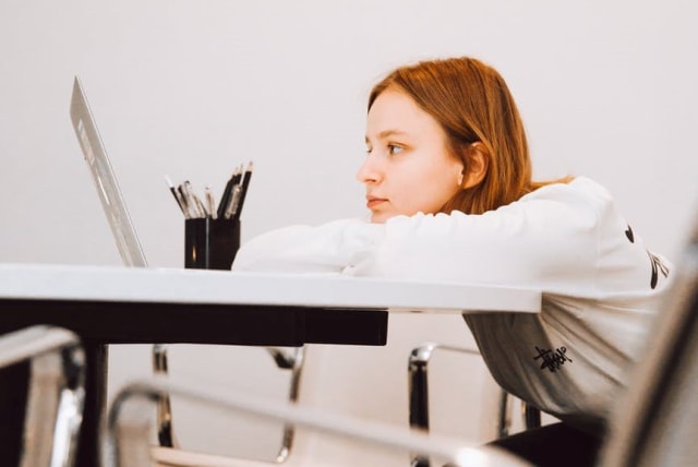 Ilustrasi bosan saat WFH. Foto: Pexels/Polina Zimmerman