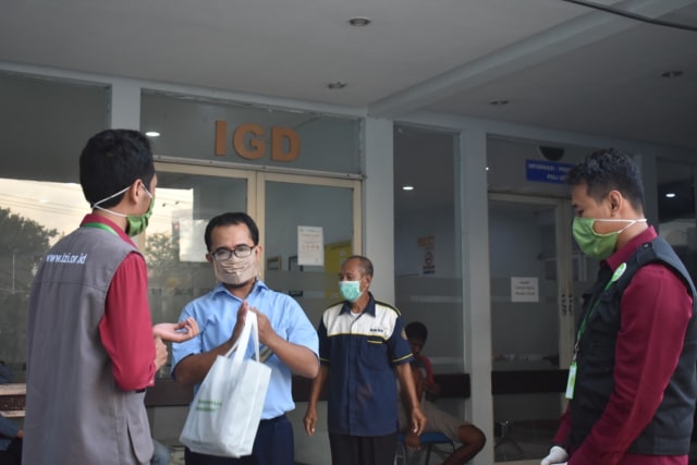 "Konsisten, Proteksi Keluarga Mustahik IZI Jatim Hingga ke RS. Wiyung Surabaya" - Tim IZI Jatim menyampaikan bantuan kepada RS. Wiyung Surabaya. Dok. IZI