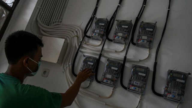 Warga memasukkan pulsa token listrik di tempat tinggalnya, di Jakarta, Selasa (1/4). Foto: ANTARA FOTO/Nova Wahyudi