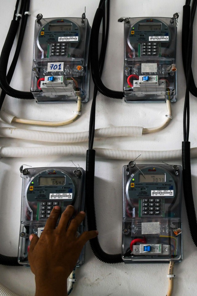 Warga memasukan pulsa token listrik di tempat tinggalnya, di Jakarta, Selasa (1/4/2020). Foto: Antara/Nova Wahyudi