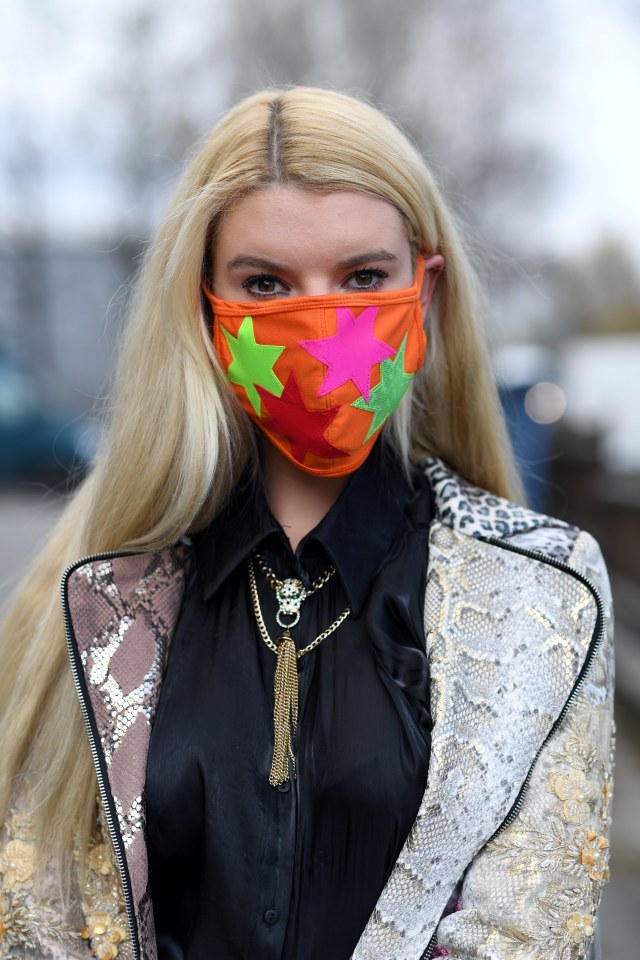 Ilustrasi masker kain. Foto: REUTERS/Andreas Gebert