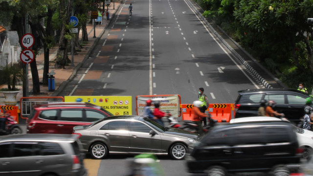 Pemberlakuan kawasan tertib physical distancing di Jalan Darmo, Surabaya, Jawa Timur. Foto: ANTARA FOTO/Didik Suhartono
