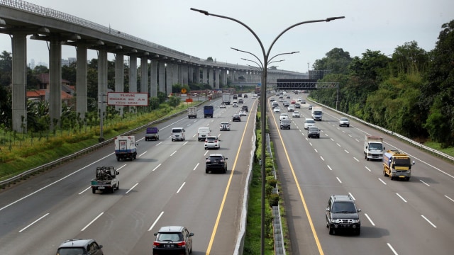 Sejumlah kendaraan melintas di ruas Tol Jagorawi, Cibubur, Jakarta Timur. Foto: ANTARA FOTO/Yulius Satria Wijaya