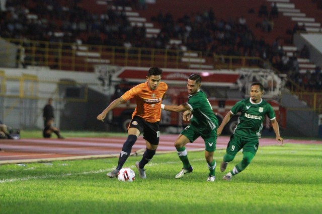Miftahul Hamdi, pemain Persiraja Banda Aceh, di laga uji coba Foto: Persiraja