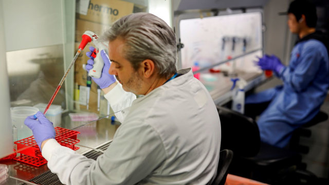 Dokter Paul McKay melakukan riset vaksin corona di laboratorium Imperial College School of Medicine, London. Foto: Tolga Akmen/AFP