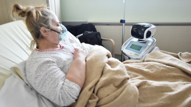 Sebuah robot yang membantu tim medis merawat pasien virus corona di rumah sakit Circolo, Varase, Italia. Foto: REUTERS / Flavio Lo Scalzo