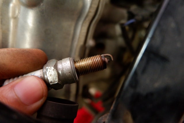 Ujung elektroda busi motor Honda Vario Foto: Aditya Pratama Niagara/kumparan