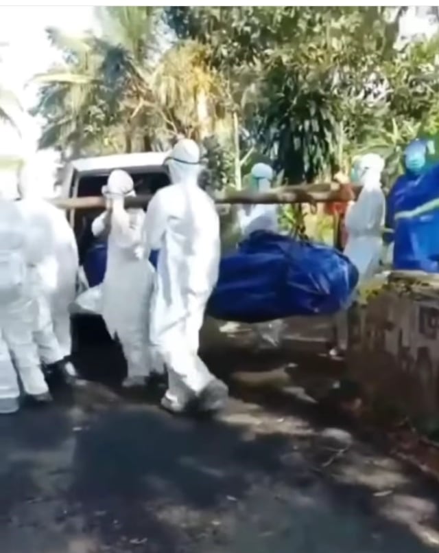 Tangkapan layar dari tim medis pembawa jenazah di Pekuncen, Kab. Banyumas, Jateng. (Foto: Instagram @ndorobeii)