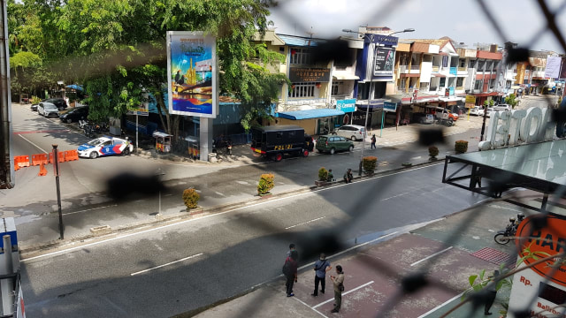Jalan Gajahmada Pontianak tampak lengang setelah dilakukan pembatas aktivtas dengan menutup jalur masuk ke kawasan ini. Foto: Leo Prima/Hi!Pontianak