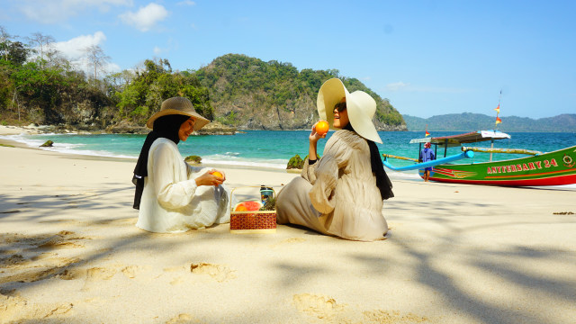 Serunya piknik di Pantai Teluk Hijau, pemandangan indah serta alamnya yang asri menjadikan daya tarik tersendiri