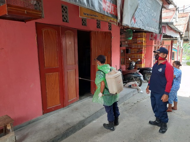 Satpol PP dan Damkar Sintang melakukan penyemprotan disinfektan di Merano, Kelurahan Kapuas Kanan Hilir, Kabupaten Sintang. Foto: Yusrizal/Hi!Pontianak