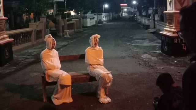 Pocong di Sukoharjo untuk antisipasi virus corona tahun 2020. Foto: Istimewa