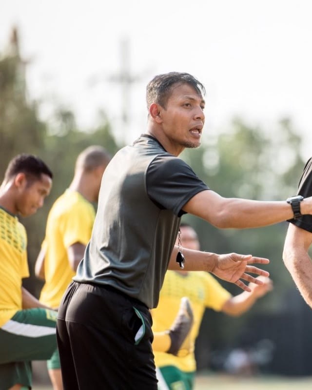 Bejo Sugiantoro saat jadi asisten pelatih Persebaya. Foto: Dok. Media Persebaya