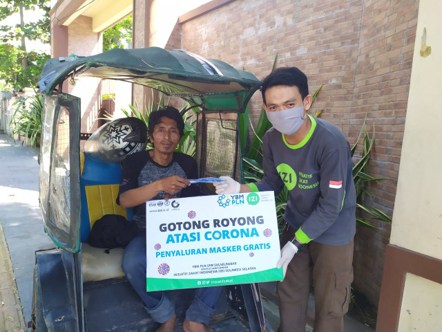 "YBM PLN Terlibat Pembagian 1.000 Masker Kain Bersama IZI Sulsel Hadapi Covid-19" - IZI Sulsel membagikan 1.000 masker gratis kepada warga jalan Hertasning, Makassar. Dok. IZI