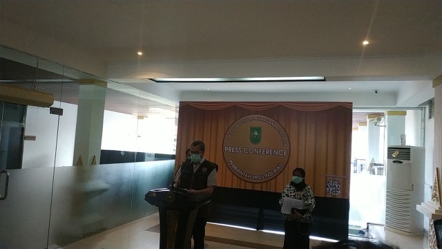 GUBERNUR Riau, Syamsuar, saat umumkan penambahan pasien positif Covid-19 empat orang, Kamis, 2 April 2020. Hingga kini sudah 7 warga di Riau positif Covid-19. 