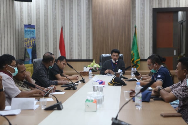 Bupati Halmahera Barat saat memimpin rapat. Foto: Istimewa