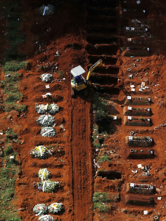 Foto udara lubang pemakaman untuk jenazah pasien corona di pemakaman Vila Formosa, Sao Paulo, Brasil. Foto: REUTERS/Amanda Perobelli