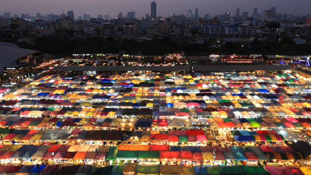 Ratchada Railway Night Maket terlihat saat senja di Bangkok. Foto: REUTERS / Athit Perawongmetha