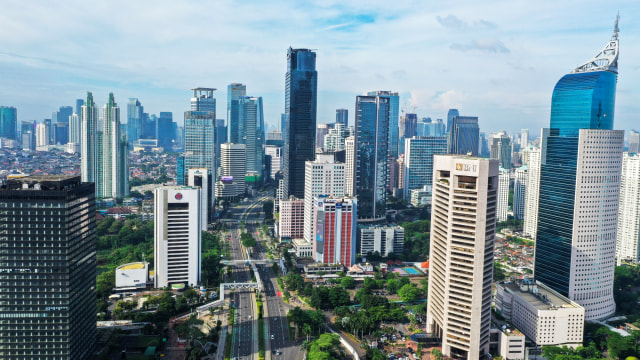 Foto udara suasana gedung bertingkat di kawasan Jalan Jendral Sudirman, Jakarta, Jumat (3/4/2020). Foto: ANTARA FOTO/Galih Pradipta