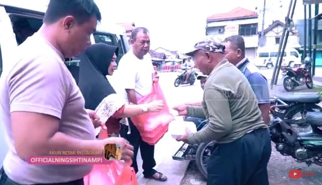 Ningsih Tinampi bersama timnya berbagi untuk warga terdampak Virus Corona di Pasuruan
