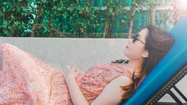 Ilustrasi perempuan sedang berjemur. Foto: Shutter Stock