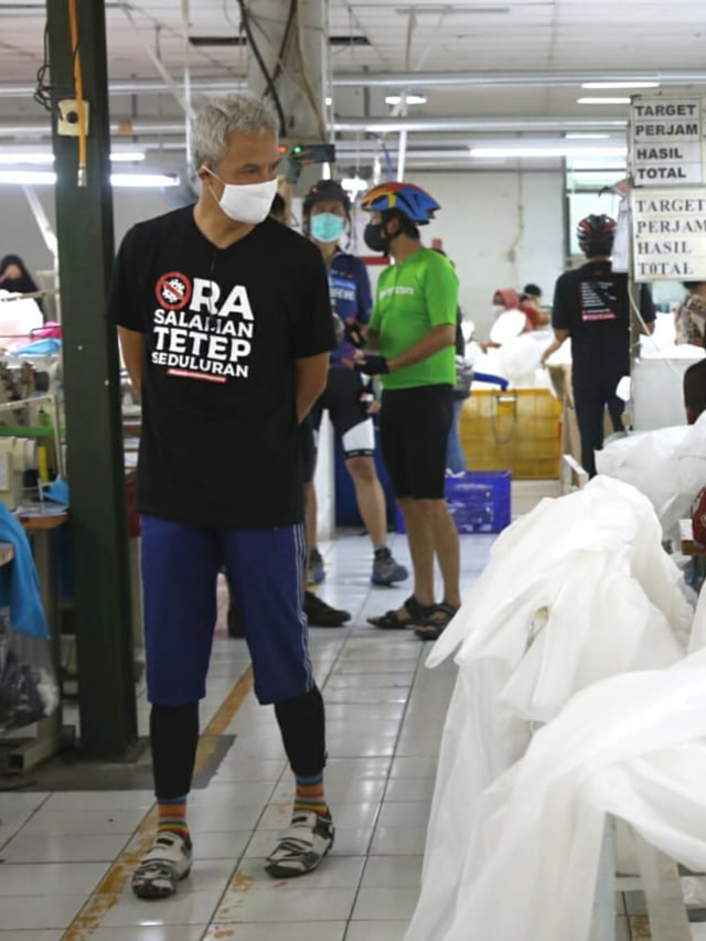 Gubernur Jawa Tengah Ganjar Pranowo, borong produk APD dari perusahaan garment di  Semarang.  Foto: Dok. Pemprov Jawa Tengah