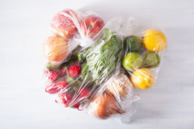 Ilustrasi bahan makanan di dalam plastik Foto: Shutterstock