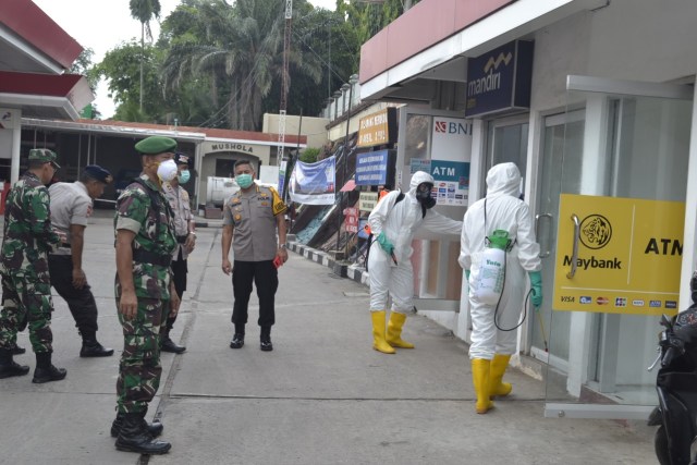 Ilustrasi pencegahan COVID-19 di Sumsel dengan melakukan penyemprotan disinfektan di sejumlah tempat publik. (foto: dok. istimewa)
