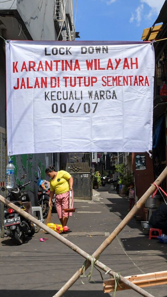 Warga menyampu jalan di kawasan Tambora, Jakarta. Foto: ANTARA FOTO/Nova Wahyudi