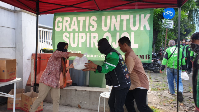 Ibu baik hati pemilik rumah di Jalan Brawijaya bagikan sembako untuk ojol. Foto: Prameshwari 'Imesh' Sugiri/kumparan