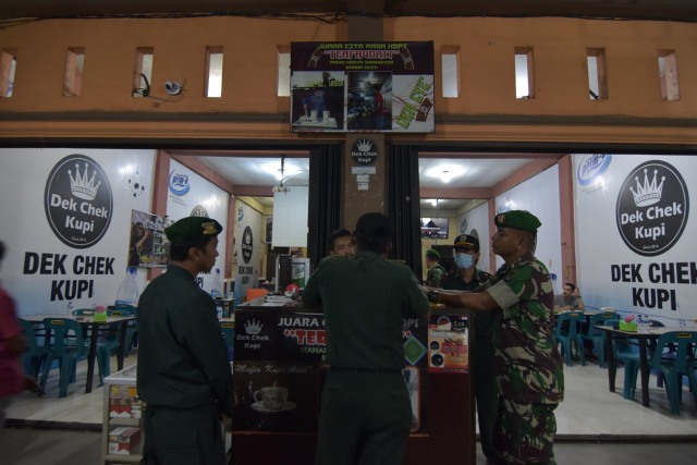 Aparat Satpol PP saat melakukan razia penutupan warung, 22 Maret 2020. Foto: Adi Warsidi/acehkini