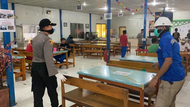 Kapolsek Ob, Ipda. Kris Tofel, saat memeriksa tempat makan karyawan di Kawasan PT Harita Group. Foto: Istimewa