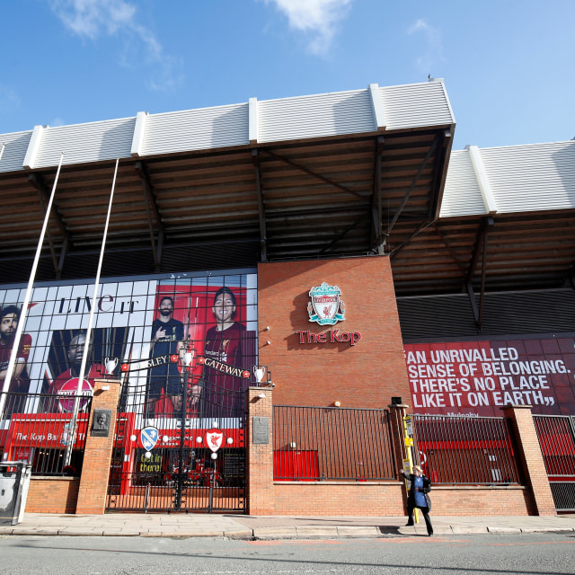 Wajah Salah, Mane, Alisson, Firmino terpampang di bagian depan Stadion Anfield, markas Liverpool. Foto: Jason Cairnduff/REUTERS