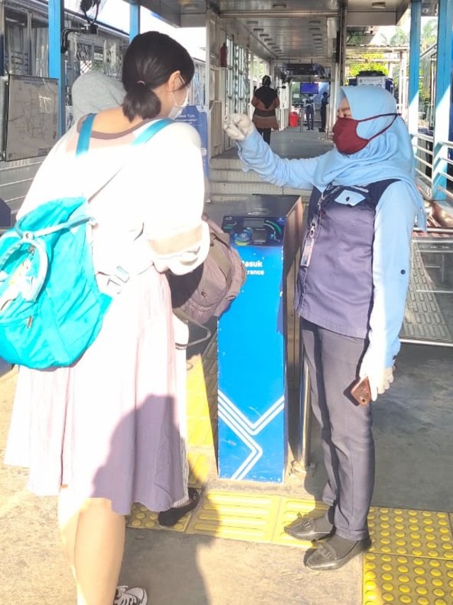 Petugas memeriksa suhu tubuh penumpang Transjakarta. Foto: Dok. Transjakarta
