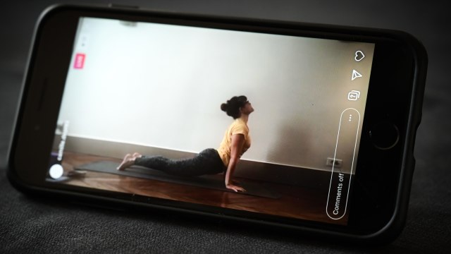 Seorang guru yoga sedang berlatih sebelum mengajar kelas live di akun Instagram-nya di Paris. Foto: Philippe LOPEZ / AFP