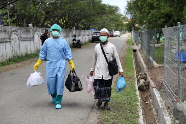 IB (bersarung) satu dari tiga pasien yang dinyatakan sembuh dari COVID-19 dan dipulangkan dari RSUDZA Banda Aceh, Minggu (5/4). Foto: Suparta/acehkini