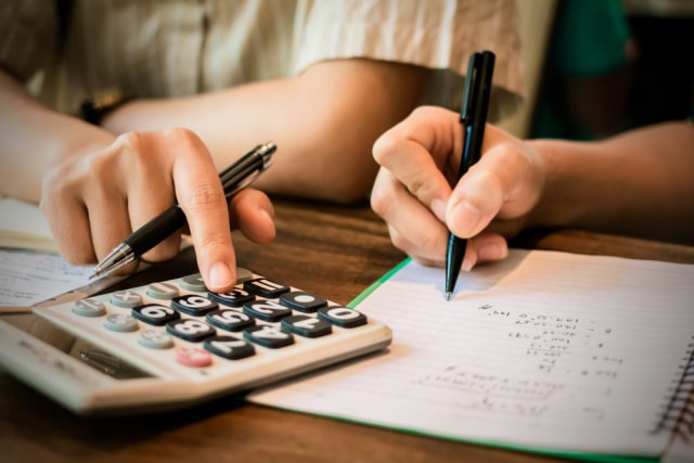 com-Ilustrasi pasangan sedang belajar finansial rumah tangga. Foto: Shutterstock