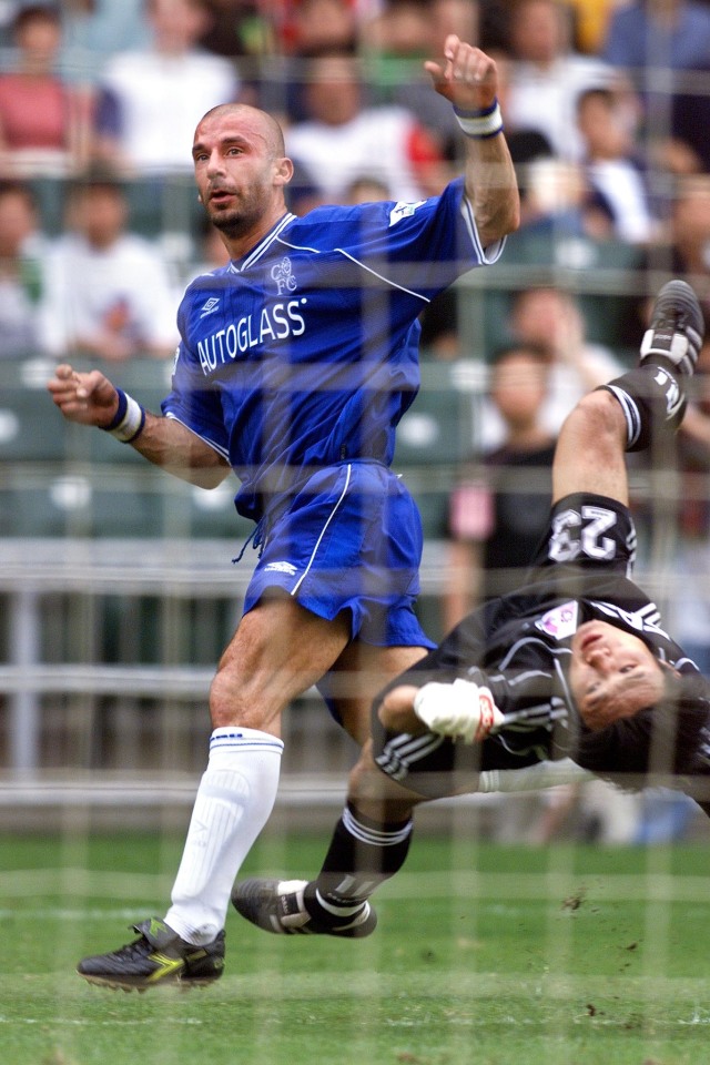 Gianluca Vialli saat berkostum Chelsea. Foto: AFP/ROBYN BECK 