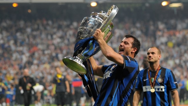 Dejan Stankovic mengangkat trofi Liga Champions 2009/10. Foto: AFP/Pierre-Philippe Marcou